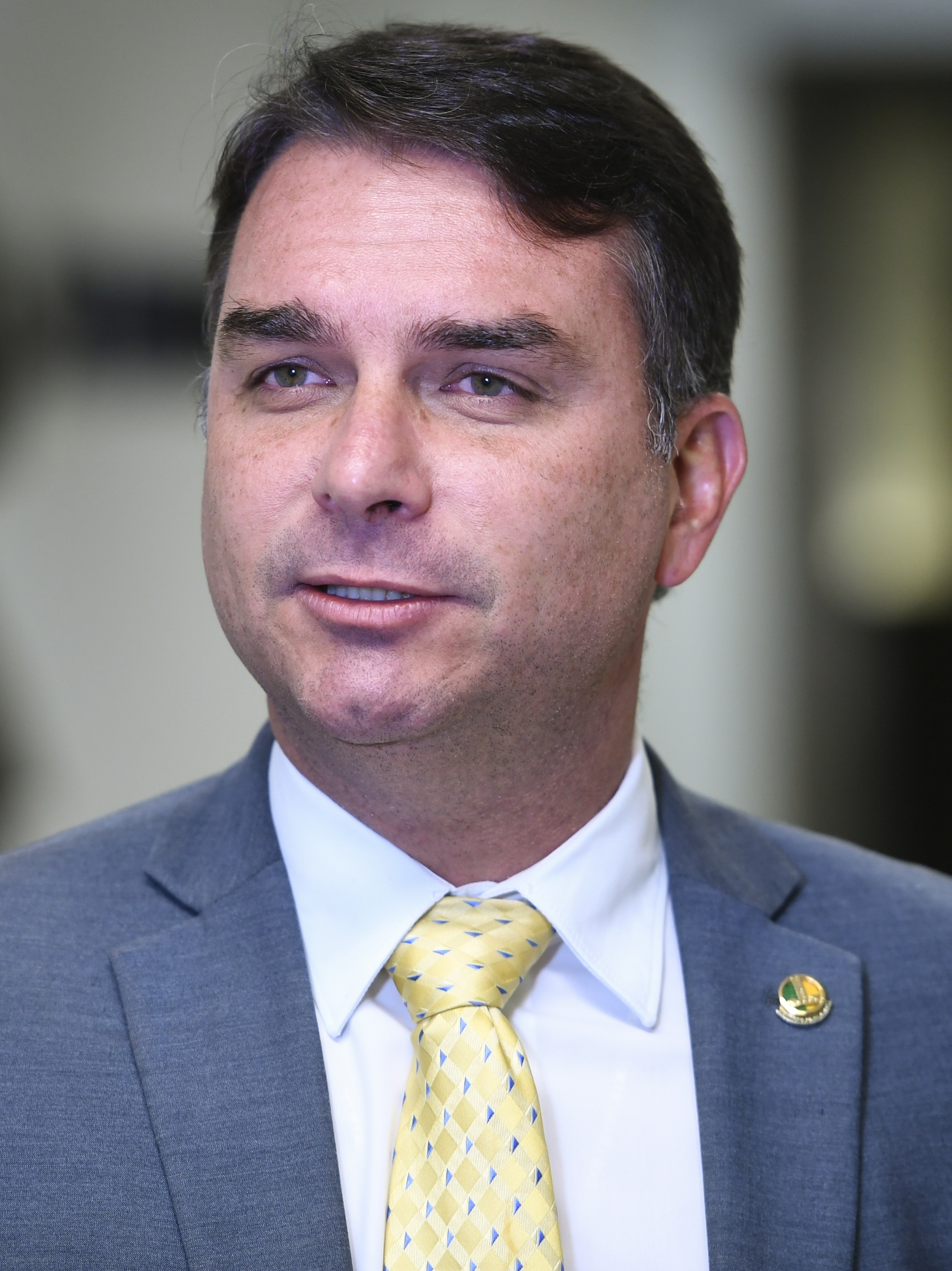 Brazilian Judge Seizes Flavio Bolsonaro’s Passport Without a Criminal Charge, Commentator Calls It a Pattern